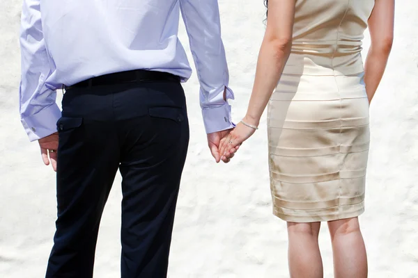 Młodym małżeństwem, trzymając się za ręce — Zdjęcie stockowe