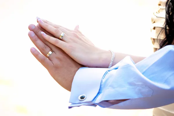 Ženich a nevěsta ukazující zásnubní prsteny — Stock fotografie