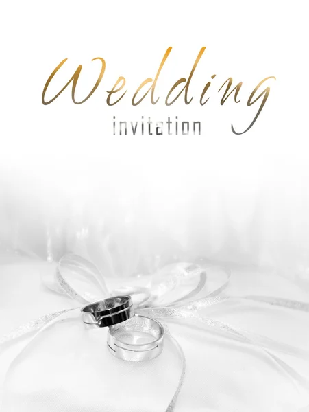 Bagues de mariage en or blanc invitation — Photo