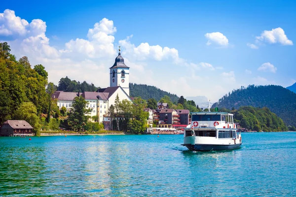 Water bus crossing Wolfgangsee — Stock Photo, Image