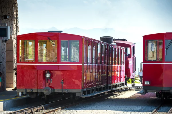 Carruagem ferroviária do trem a vapor indo para o pico de Schafberg — Fotografia de Stock