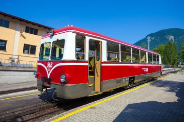Dizel lokomotif bir vintage dişli demiryolu schafbe için gidiyor