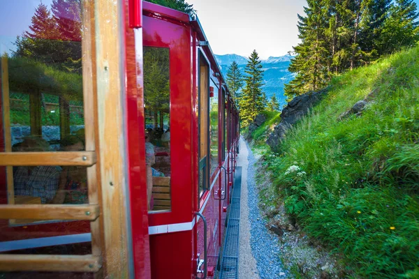 Vintage train eith red carriages cogwheel railway going to Schaf — Stock Photo, Image