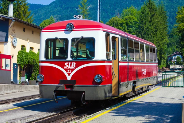 Locomotiva diesel di una ferrovia a ruote dentate d'epoca diretta a Schafbe — Foto Stock