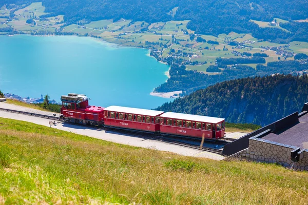 ディーゼル列車鉄道キャリッジ シャーフベルク山もありますピークに行く — ストック写真