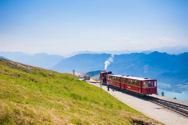 Diesel tåg järnvägsvagn ska schafberg peak — Stockfoto