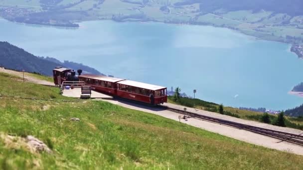 Diesel trein spoor vervoer naar schafberg piek — Stockvideo