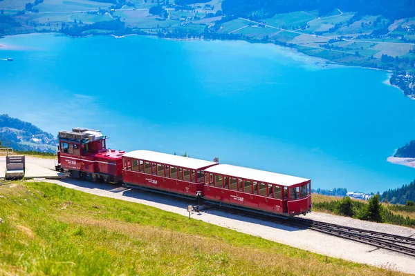 Diesel trein spoor vervoer naar schafberg piek — Stockfoto