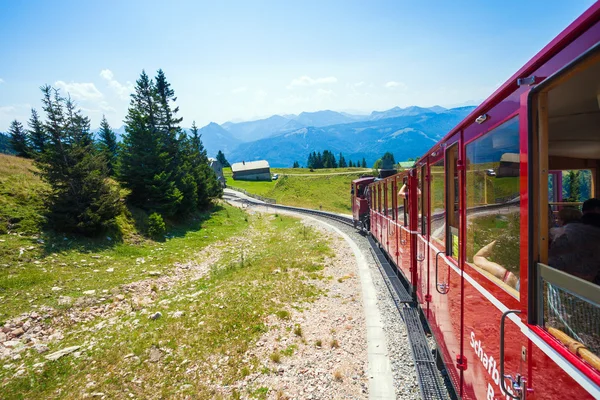 Locomotiva a vapor de uma ferrovia vintage que vai para Schafber — Fotografia de Stock