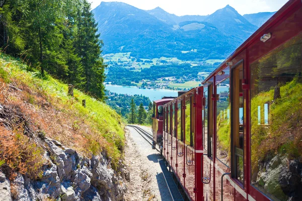 蒸気 schafber に行くビンテージ歯車鉄道の機関車 — ストック写真