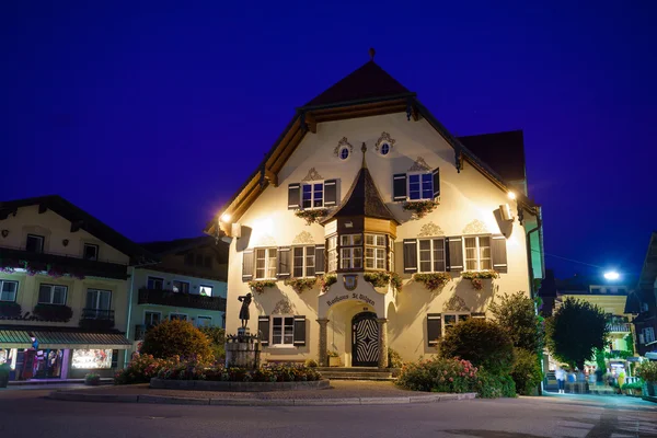 Statue of Mozart and townhall at night in St. Gilgen — Stock Photo, Image