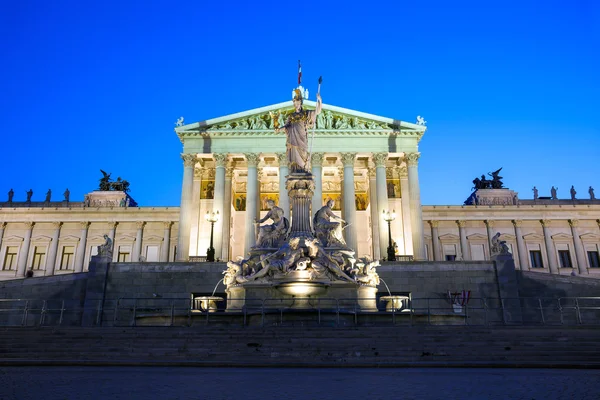 Palais du Parlement autrichien la nuit — Photo