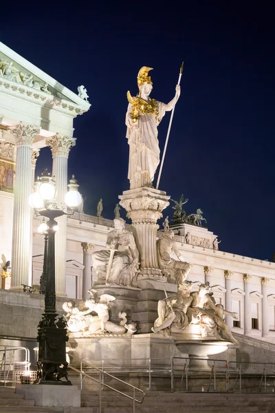 Palais du Parlement autrichien la nuit — Photo