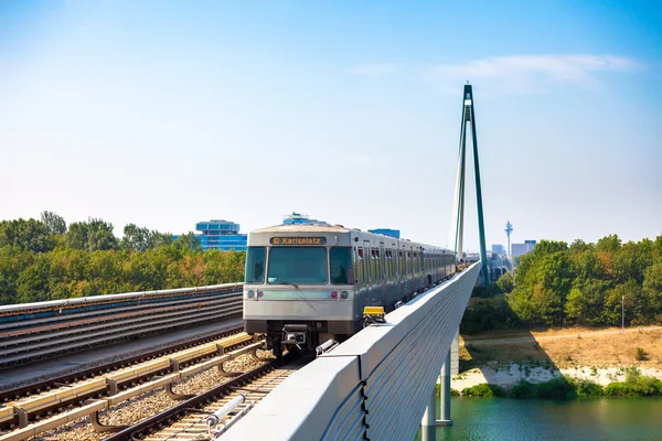 Comboio do metrô de Viena passando uma ponte sobre o rio Danúbio — Fotografia de Stock