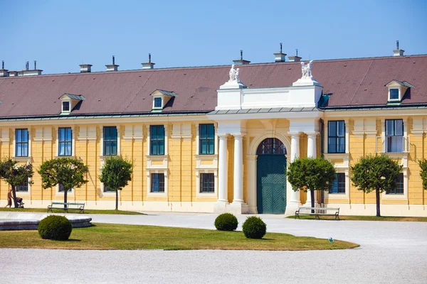 VIENNA, AUSTRIA - AUGUST 4, 2013: Schonbrunn Palace royal residence on August 4, 2013 in Vienna, Austria. — Stock Photo, Image