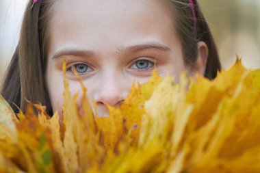 Sonbahar parkında küçük bir kız