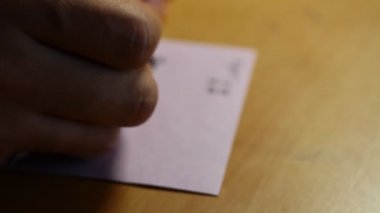 kağıt üzerinde bir adam yazıyor