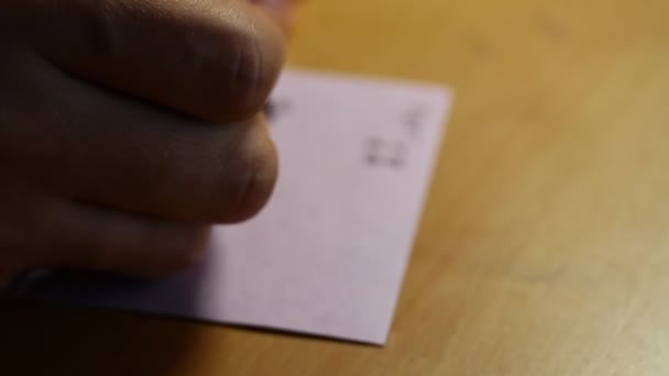 Un bărbat scrie pe hârtie — Videoclip de stoc