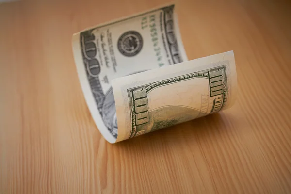 Cem dólares em cima da mesa — Fotografia de Stock