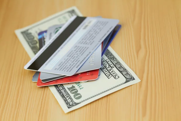 Cartão de crédito e close-up de 100 dólares — Fotografia de Stock