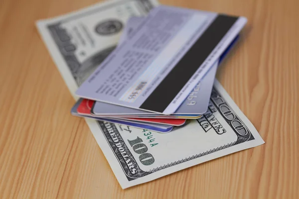 Tarjeta de crédito y primer plano de 100 dólares — Foto de Stock