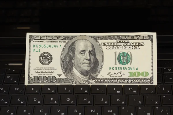 Pieniądze na klawiaturze — Zdjęcie stockowe