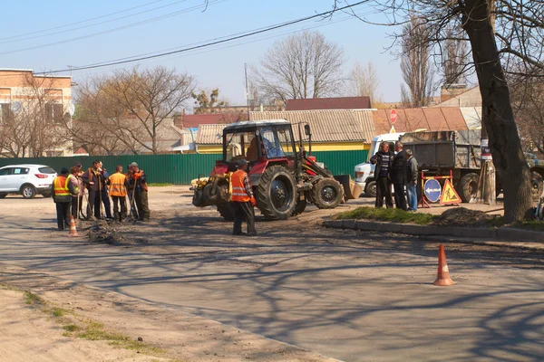 Before the arrival of the President of Ukraine, repairing the road on which it will go, all other roads in terrible condition — Stock Photo, Image