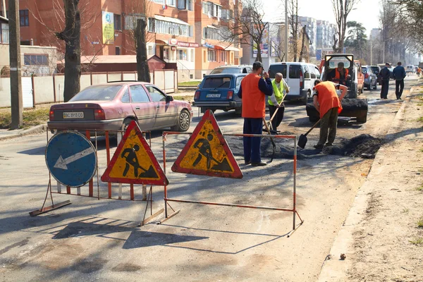 Before the arrival of the President of Ukraine, repairing the road on which it will go, all other roads in terrible condition — Stock Photo, Image