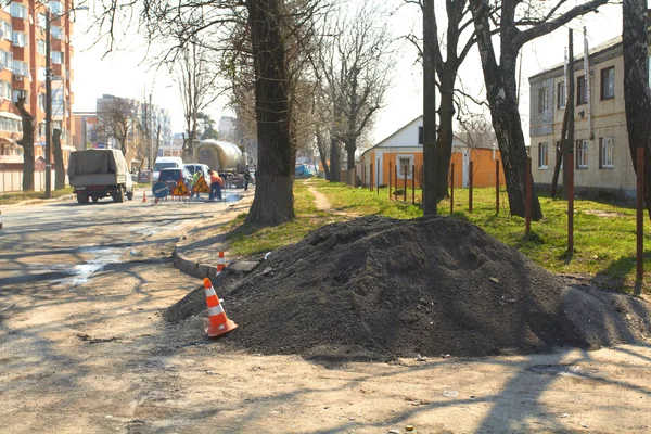 Før Ukrainas president ankommer, og reparerer veien den skal gå på, alle andre veier i fryktelig stand – stockfoto