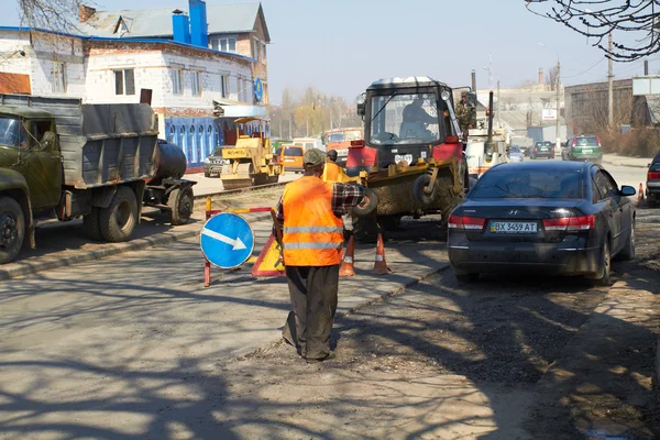 Before the arrival of the President of Ukraine, repairing the road on which it will go, all other roads in terrible condition — Stock Photo, Image
