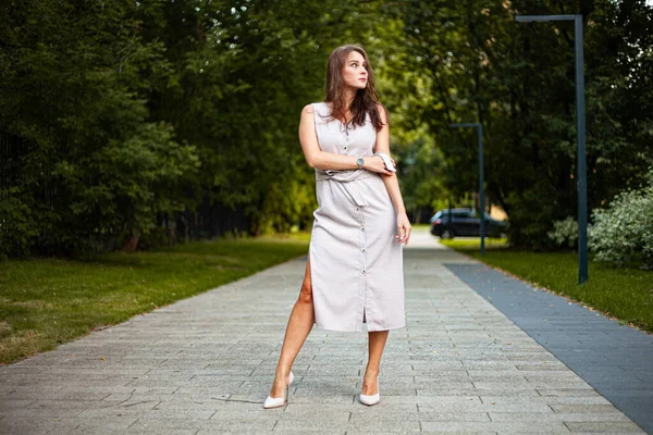 Şehir parkında genç güzel kadınlar