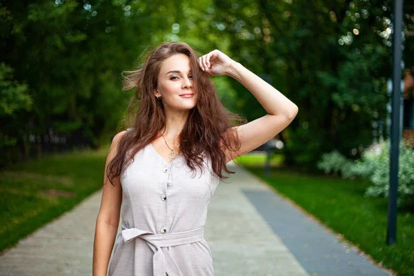 Genç ve güzel kadınların duyguları. Portre.