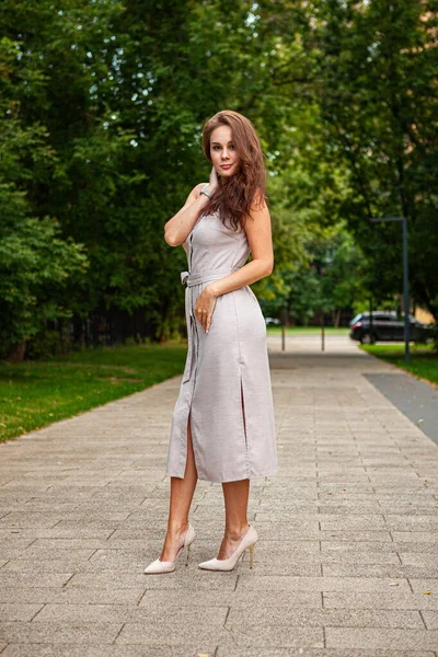 Şehir parkında genç güzel kadınlar