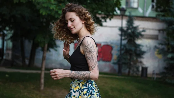 Curly Haired Cute Woman Tattoos Street — Stock Photo, Image