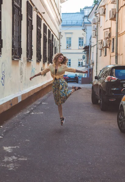 Şehirde poz veren dövmeli güzel bir kadın.