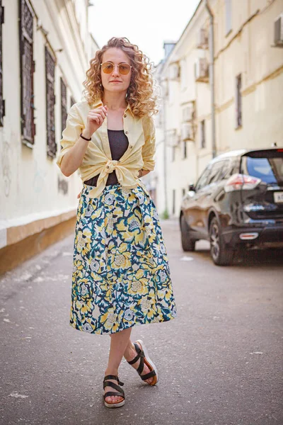 Schöne Frau Mit Tätowierungen Posiert Auf Der Straße Der Stadt — Stockfoto