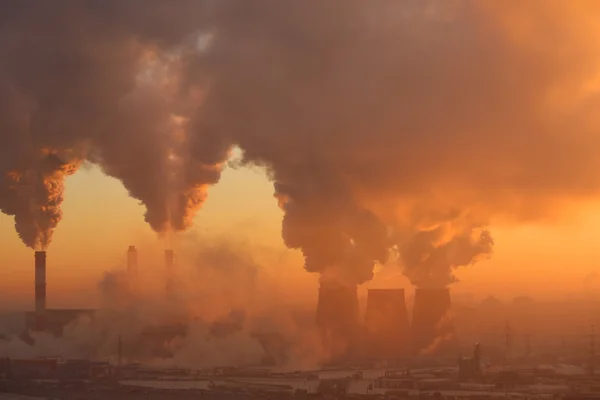 Vervuilende fabriek bij dageraad — Stockfoto