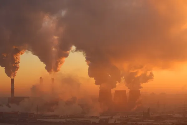 Fábrica poluidora ao amanhecer Fotos De Bancos De Imagens