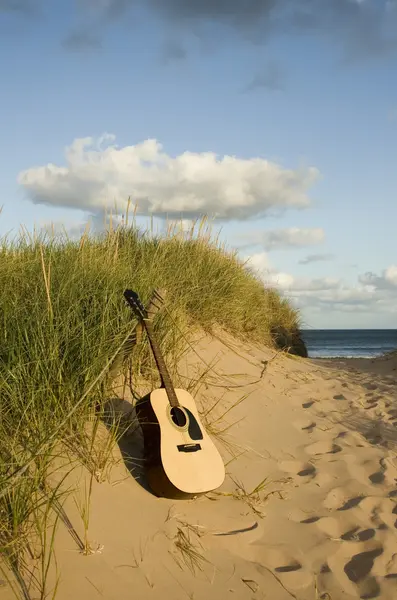 Gitaar op het strand — Stockfoto