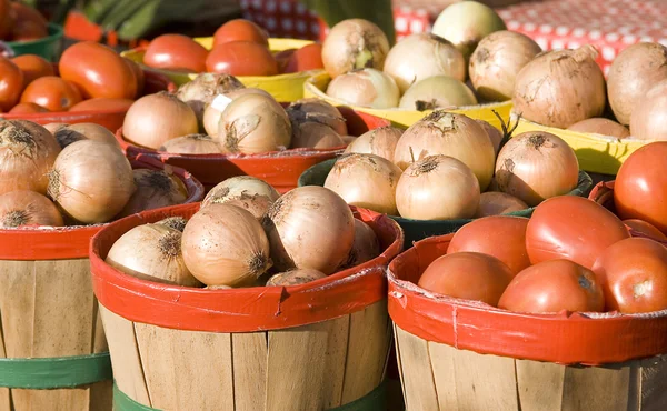 Baskets of onions and tomatoes — Stock Photo, Image