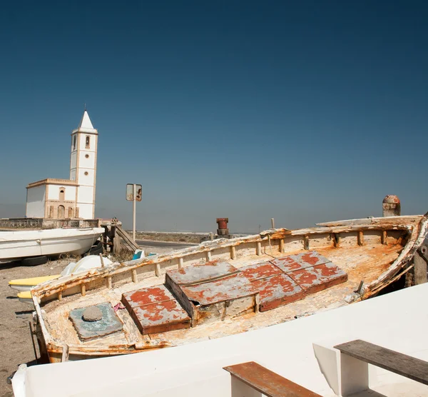 Рибальський човен і церква — стокове фото