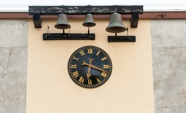 Часы и колокола — стоковое фото