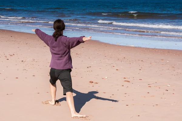 Yoga yapan kadın — Stok fotoğraf