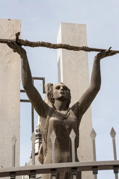 Statue féminine tenant une épée — Photo