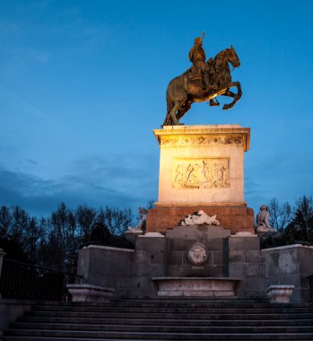 alacakaranlıkta heykeli