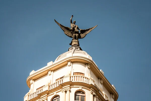 Standbeeld op het gebouw in madrid — Stockfoto