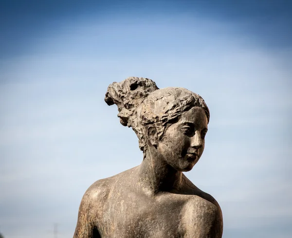 Женская статуя — стоковое фото