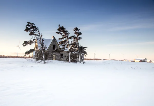 Abandonar la casa en invierno —  Fotos de Stock