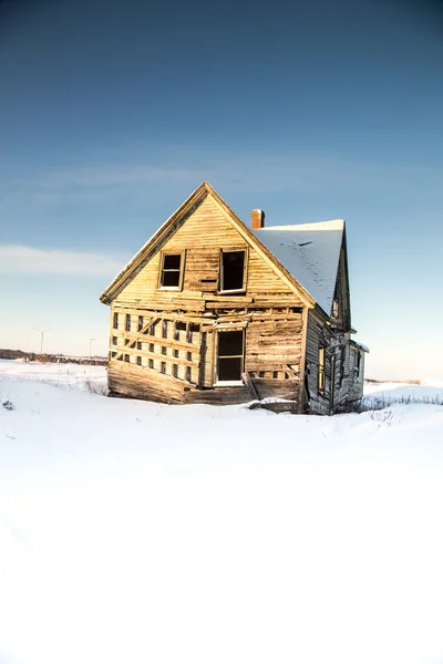 Abbandonare la casa in inverno — Foto Stock