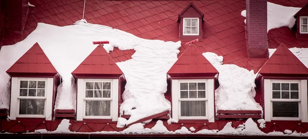 Telhado vermelho com neve — Fotografia de Stock